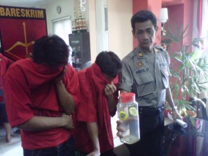 Kaur Subaghumas Polrestabes Surabaya AKP Agus sedang bersama kedua tersangka yang diduga kuat melakukan tindak pidana perkosaan