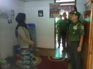 Kasad Jenderal  TNI Budimansedang berdialoq dengan salah seorang istri prajurit Yonif 500/Rider