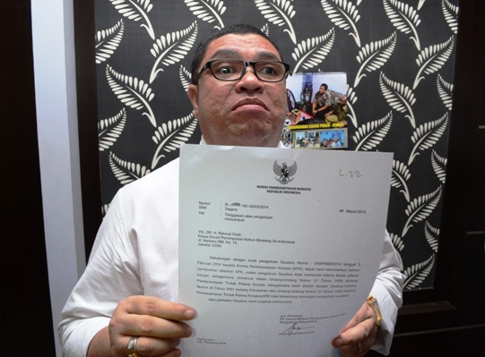 Razman Nasution salah satu kuasa hukum Rahmat Syah selaku Ketua Umum PKBSI, menunjukkan surat jawaban dari KPK. (FOTO : Parlin/surabayaupdate)