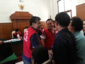 tiga terdakwa penipuan solar asal Malaysia ketika disidangkan di PN Surabaya