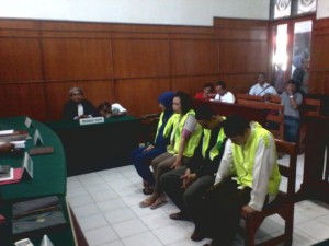 empat terdakwa yang berpesta sabu di kamar D20 Hotel Cosmo Surabaya diganjar 2 tahun penjara di PN Surabaya. (FOTO : Parlin/surabayaupdate)