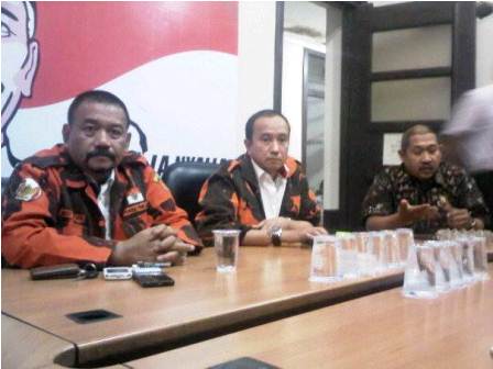 Para pengurus MPC Pemuda Pancasila yang akan memperkarakan Kasatpol PP Kota Surabaya yang sudah mencopoti APK milik Prabowo-Hatta.