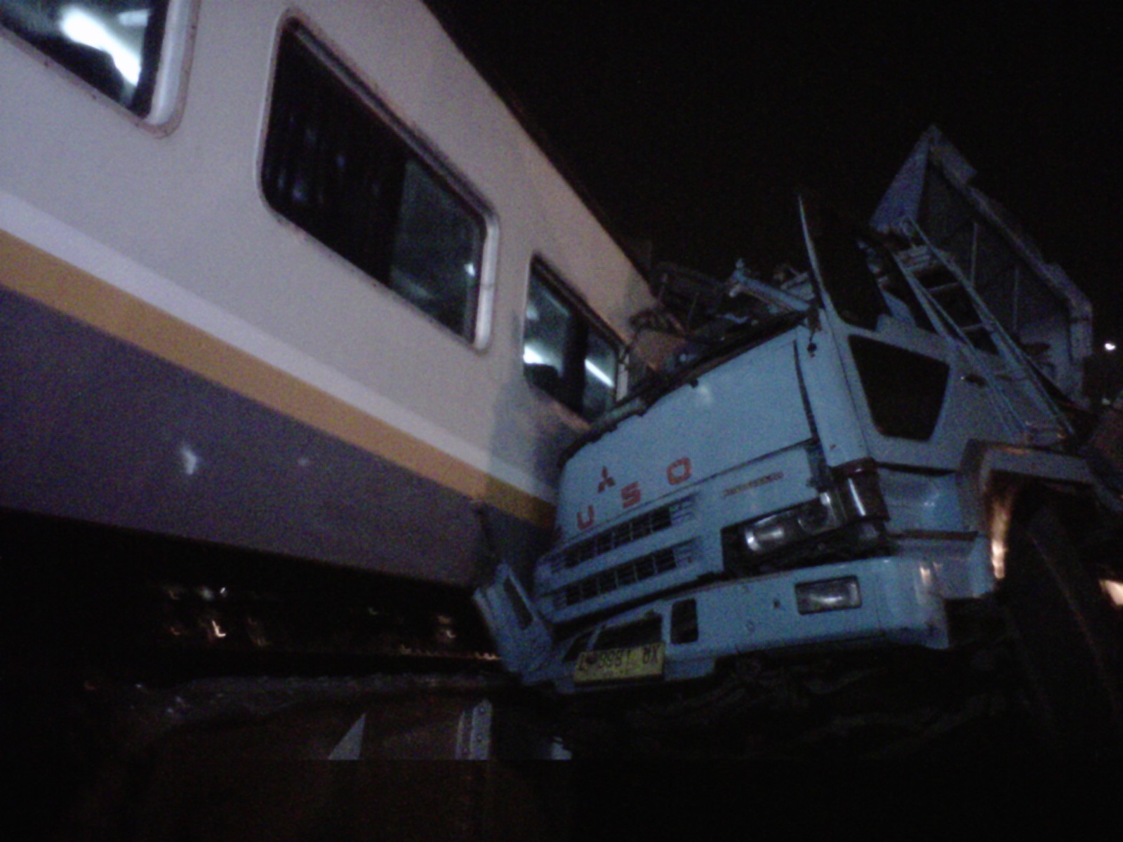 INilah kondisi truk trailer yang mengalami kecelakaan di palang pintu perlintasan kereta api Doloq. 