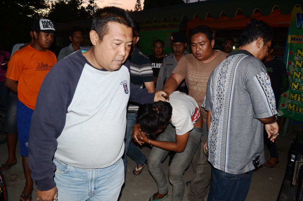 Seorang pria yang diduga kuat sebagai pelaku pencurian kendaraan bermotor ditangkap massa. (FOTO : Parlin/surabayaupdate)