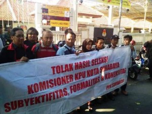 Massa yang tergabung dalam Forum PPK Surabaya mendatangi kantor KPU Jawa Timur. 