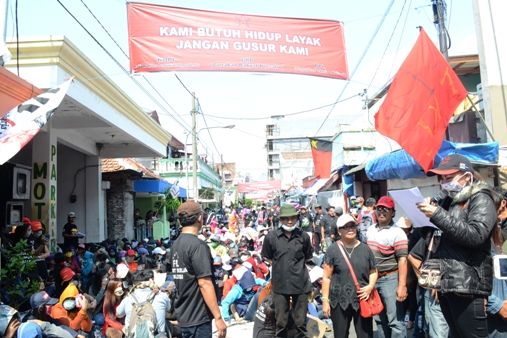 Aksi demo yang dilakukan sejumlah mucikari dan PSK beberapa waktu lalu untuk menolak penutupan Lokalisasi Dolly. (FOTO : Parlin/surabayaupdate)