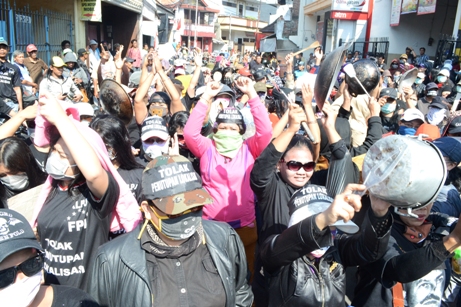 Aksi demo yang dilakukan ribuan PSK Dolly dan Jarak 18 Juni 2014 lalu. dalam aksi demo ini mereka juga menolak pemberian dana kompensasi dari pemerintah. (FOTO : Parlin/surabayaupdate)