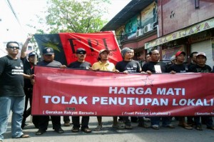 Warga yang tergabung dalam Gerakan Rakyat Bersatu (GRB) dan Frong Pekerja Lokalisasi (FPL) memilih melawan kebijakan Risma ini, kalau Pemkot Surabaya tetap akan menutup Dolly dan sekitarnya. (FOTO : Parlin/surabayaupdate)