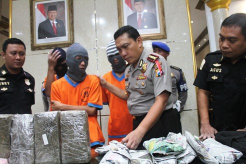 Kapolrestabes Surabaya Kombes Pol Setija Junianta bersama tiga orang tersangka pengedar dengan barang bukti ganja 7 kilogram. (FOTO : Parlin/surabayaupdate)