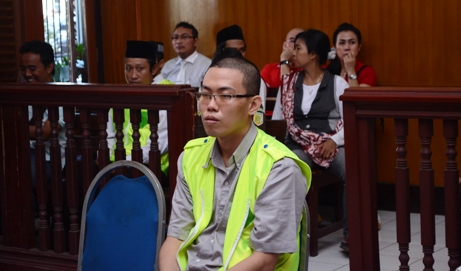 Terdakwa David Alianto ketika mendengarkan pembacaan dakwaan di PN Surabaya. (FOTO : Parlin/surabayaupdate)