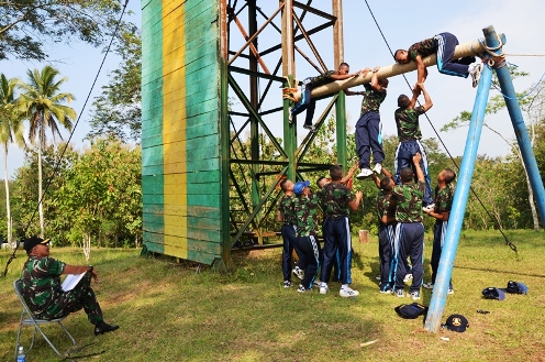 Taruna AAL yang melakukan outbond di Pusat Latihan Tempur (Puslatpur) Purboyo, Malang. 