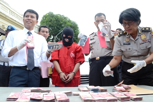 Tanpa mengalami kesulitan sedikitpun, Satreskrim Polrestabes Surabaya berhasil menguak laporan aksi perampokan palsu yang sudah dilakukan Tjhin Tek Sun alias Willy. (FOTO : Parlin/surabayaupdate)