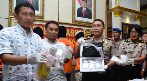 Kapolrestabes Surabaya menunjukkan barang bukti sabu-sabu seberat 1,15 kilo yang  diungkap Satreskoba Polrestabes Surabaya. (FOTO : Parlin/surabayaupdate) 