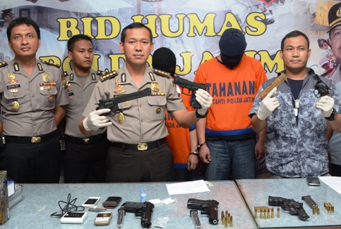 dua tersangka memiliki, menyimpan senjata api ilegal yang ditangkap Subdit III Jatanras Polda Jatim. (FOTO : Parlin/surabayaupdate)