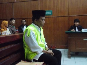 Terdakwa Abdul Rachman yang menjadi terdakwa penyalahgunaan narkotika jenis sabu, dihukum 4 tahun penjara. (FOTO : Parlin/surabayaupdate)
