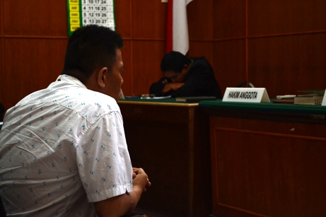 Terdakwa Steven Rusli alias Micky akhirnya dianggap bersalah oleh majelis hakim PN Surabaya dan dijatuhi hukuman 1 tahun 6 bulan penjara. (FOTO : Parlin/surabayaupdate)