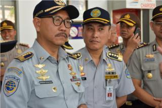 Wakil Menteri Perhubungan, Bambang Susantono saat melakukan sidak di stasiun gubeng Surabaya. 