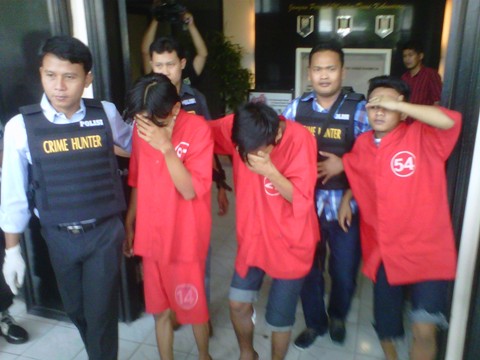Kasat Reskrim Polrestabes Surabaya bersama 3 tsk perampasan motor yang tertangkap Crime Hunter Polrestabes Surabaya. 