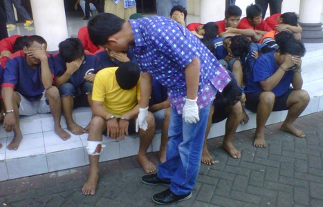 Kasat Reskrim Polrestabes Surabaya AKBP Sumaryono bersama 18 bandit jalanan yang tertangkap. 