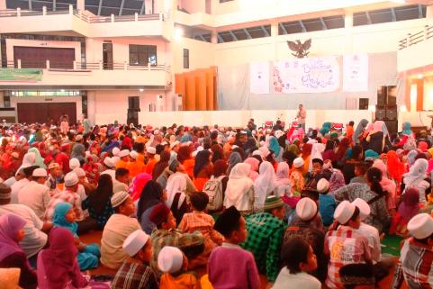 IKA ITS Surabaya mengundang 1109 anak yatim dan kaum dhuafa untuk berbuka bersama. (humas ITS/surabayaupdate.com)