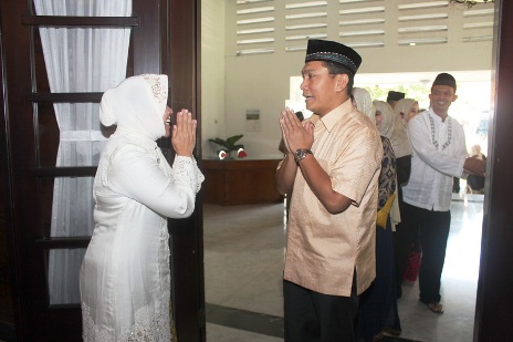 Walikota Surabaya (pakai baju putih) menerima kedatangan Kapolrestabes Surabaya di acara open house yang dihelat di rumah dinas Walikota Surabaya. (FOTO : parlin/surabayaupdate.com)