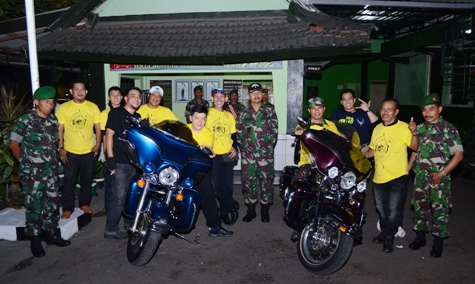 Dandim 0832/Surabaya Selatan beserta anggotanya foto bersama anggota CRS dan anggota komunitas pecinta moge lainnya. (FOTO : parlin/surabayaupdate.com) 