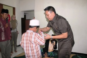 Kasatpol PP Kota Surabaya, Irvan Widiyanto memberikan bingkisan kepada para anak yatim piatu. (FOTO : Parlin/surabayaupdate.com)