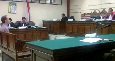 Handoko Soelayman menjalani Sidang PK kasus di Pengadilan Tipikor Surabaya, Selasa (8/7). 