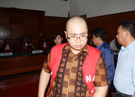 Majelis hakim PN Surabaya akhirnya menjatuhkan hukuman 12 bulan penjara kepada terdakwa Abed Nego Limanto Pausyan (pakai batik dan rompi merah) atas penipuan yang dilakukannya. (FOTO : Parlin/surabayaupdate.com)
