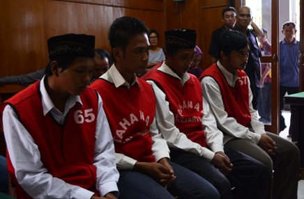 empat orang terdakwa pemerkosaan divonis 6 tahun penjara di PN Surabaya. (FOTO : Parlin/surabayaupdate)