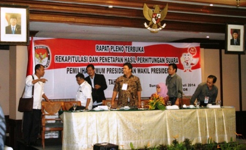 Karena kecewa, dua orang saksi dari pasangan calon Presiden Prabowo dan Wakil Presiden Hatta Rajasa memilih meninggalkan ruang rapat pleno terbuka. 