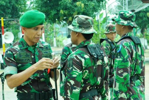 Danrem 081/Dhirotsaha Jaya, Kolonel Czi M. Reza Utama, menyematkan tanda peserta pada pembukaan latihan Latnis dan Lattis. (FOTO : penrem/surabayaupdate.com)
