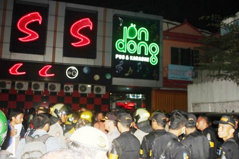 Dondong Cafe Pub and Karaoke yang menjadi sasaran razia Satpol PP Kota Surabaya dan petugas gabungan lainnya. (FOTO : parlin/surabayaupdate.com)