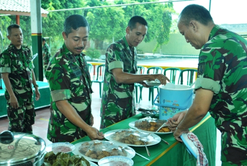 Danrem 081/DSJ, Kolonel Czi M. Reza Utama makan bersama dengan anggotanya dan PNS yang berdinas di Korem 081/DSJ. (Penrem/surabayaupdate.com)