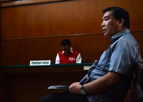 Harijanto Suprapto, seorang pengusaha accu yang mengaku menjadi korban penipuan terdakwa Michael Sinarto Tanujoyo, menjadi saksi di PN Surabaya. (FOTO : parlin/surabayaupdate.com)