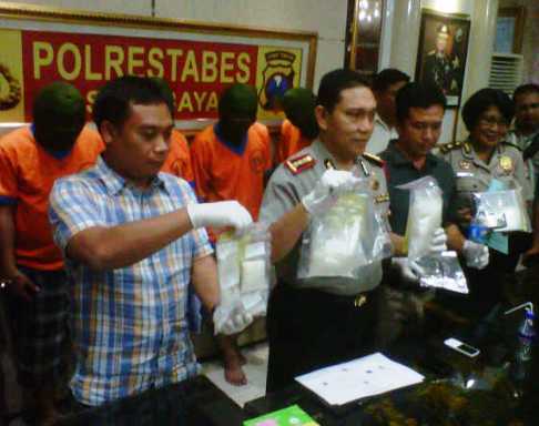 Kapolrestabes Surabaya, Kasat Narkoba Polrestabes Surabaya memegang barang bukti sabu seberat 1,4 kilogram dari penangkapan 5 orang tersangka kelompok pengedar  narkoba Putat Jaya. (FOTO : Dwiyayan/surabayaupdate.com)