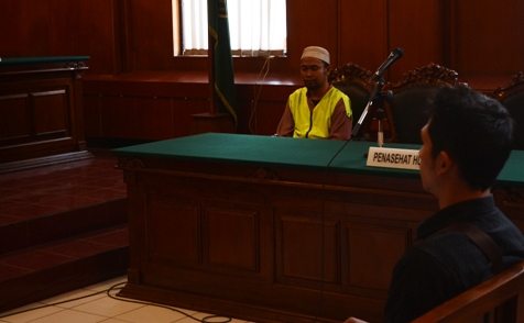 Terdakwa Agung Prasetya mendengarkan kesaksian Briptu Ainur Azizi di PN Surabaya. (FOTO : parlin/surabayaupdate.com)