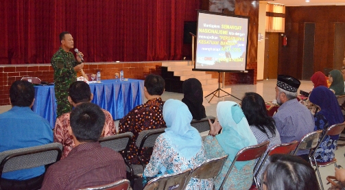 Danrem 084/Bhaskara Jaya memberikan wawasan kebangsaan kepada 100 guru non PNS se Surabaya. (FOTO : parlin/surabayaupdate.com)