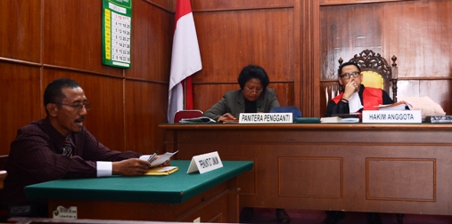 Hidayat, SH salah satu kuasa hukum Asipah, ketika membacakan gugatan perdatanya di PN Surabaya. (FOTO : parlin/surabayaupdate.com)