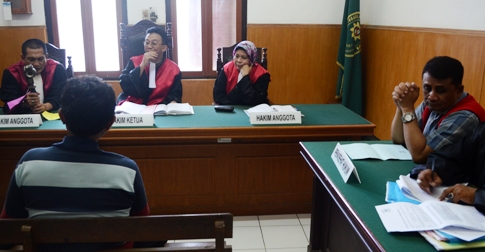 Saksi Jafar ketika didengar kesaksiannya di PN Surabaya. (FOTO : parlin.surabayaupdate.com)