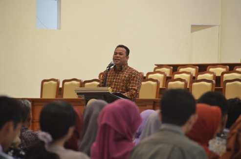Kepala Kantor Wilayah Ketenagakerjaan Jawa Timur sekaligus narasumber, Rizani Usman sedang memberikan penjelasan kepada para mahasiswa Unair. 