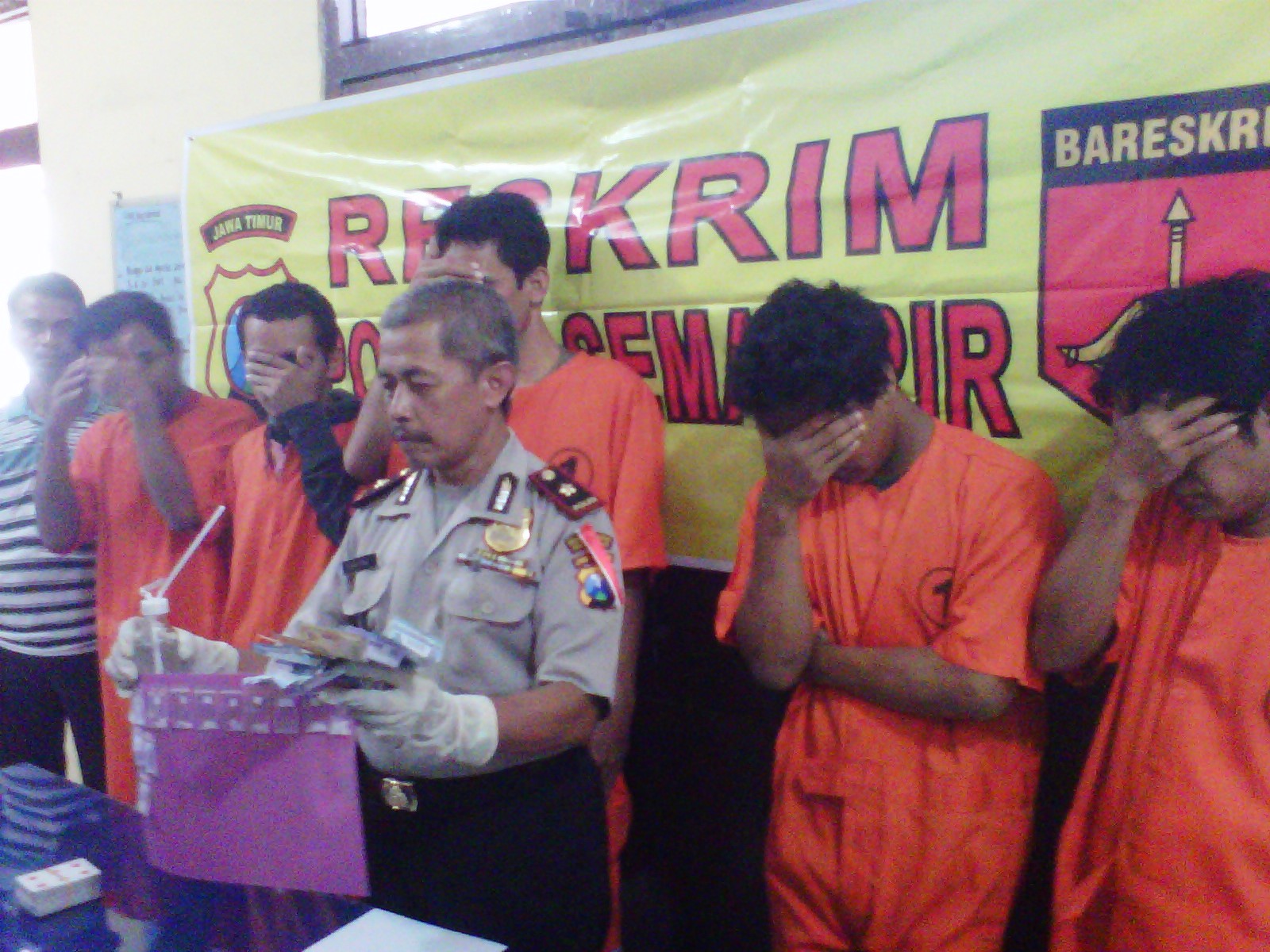 Lima orang laki-laki yang diamankan Satreskrim Polsek Semampir. Dari penangkapan 5 orang ini, polisi memperoleh 13 poket sabu-sabu dengan berat 5,3 gram. 