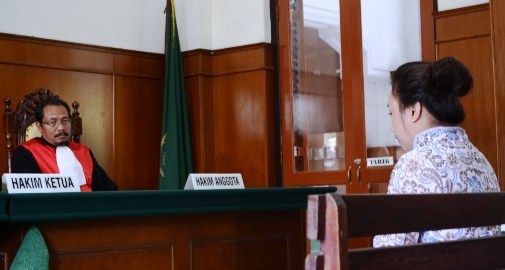 Terdakwa Fikki Sidarta, Direktur Utama PT. Tohitindo Multi Craf Industries ketika menjalani persidangan di PN Surabaya. (FOTO : parlin/surabayaupdate.com)
