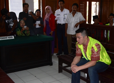 Terdakwa Franklin Alnando (19), warga Jalan Dukuh Setro IV Surabaya akhirnya dihukum 5 tahun penjata oleh hakim PN Surabaya karena mencabuli pacarnya yang masih di bawah umur. (FOTO : parlin/surabayaupdate.com)
