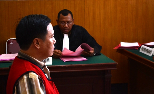 Terdakwa Go Ignatius Yon Henoek di tuntut 2 tahun penjara atas penggelapan yang dilakukannya. (FOTO : parlin/surabayaupdate.com)
