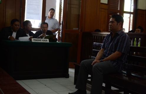 Mintarja Saputra Bin Goes Gianto (39), warga Perumahan Graha Family Surabaya dihadirkan ke persidangan sebagai terdakwa oleh Jaksa Penuntut Umum (JPU) Deddy Agus Oktavianto. (FOTO : parlin/surabayaupdate.com)