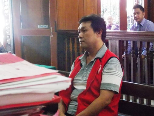Edi Siswanto, terdakwa penipuan senilai Rp. 1,7 miliar, dijatuhi hukuman penjara 20 bulan oleh majelis hakim PN Surabaya. (FOTO : parlin.surabayaupdate.com)