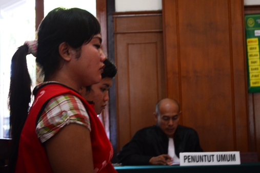 Dua waria asal Medan yang disindang di PN Surabaya atas perkara penipuan via online. Atas perbuatannya itu, kedua terdakwa dituntut 10 bulan penjara. (FOTO : parlin/surabayaupdate.com)