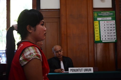 Dua waria asal Medan yang menjadi terdakwa atas dugaan penipuan via online, menjalani persidangan di PN Surabaya. (FOTO : parlin/surabayaupdate.com)