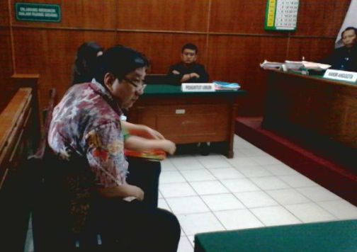 Tiga bersaudara warga keturunan yang disidang di PN Surabaya karena menganiaya pembantu. 